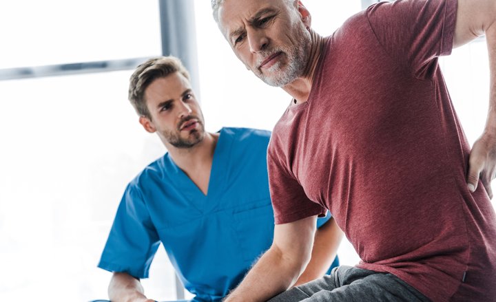 Foto eines Patienten mit Rückenschmerzen