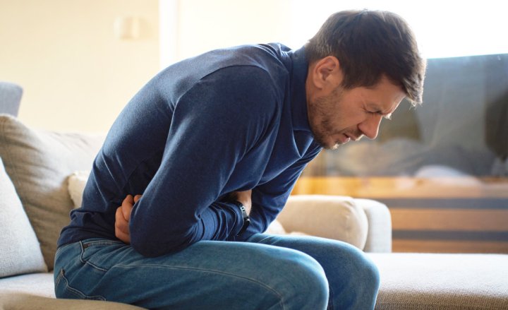 Foto von Mann mit Bauchschmerzen