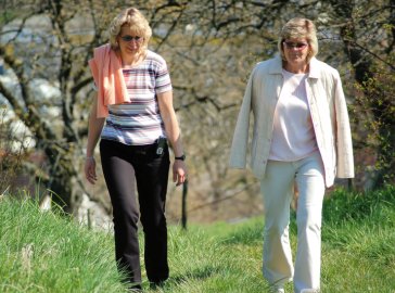 Foto von zwei Frauen beim Spaziergang