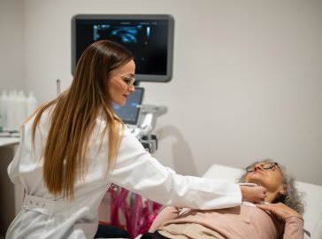 Foto von Ultraschalluntersuchung bei einer Patientin