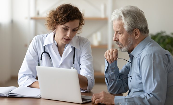 Foto von Patient und Ärztin im Gespräch