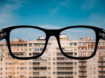 Foto mit Blick auf Wohnblock durch Myopie-Gläser