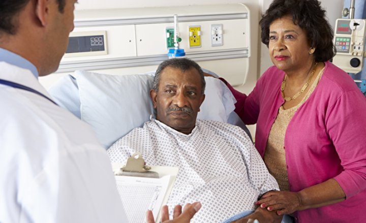 Foto von männlichem Patienten im Krankenhaus im Gespräch mit einem Arzt