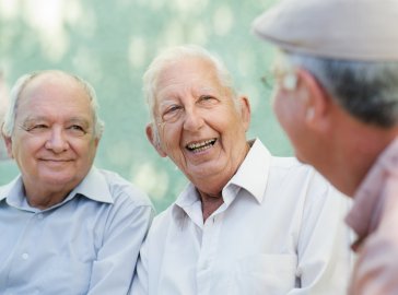 Foto von einer Gruppe älterer Männer