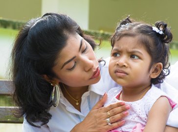 Foto von Mutter mit kleiner Tochter