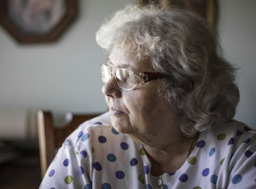 Foto von älterer Frau auf Stuhl