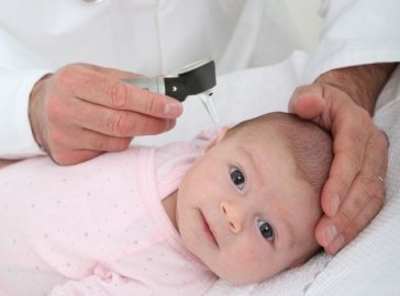 Foto von Baby bei ärztlicher Untersuchung