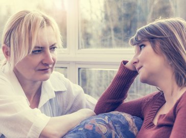 Foto von zwei Frauen im Gespräch